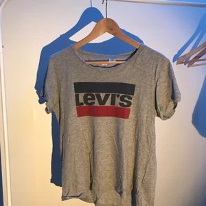 Levis T-Shirt - Grå t-shirt från Levi’s i storlek small. Levi’s loggan på framsidan.