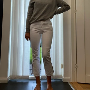 Zara jeans storlek 36 - Säljer mina vita zara jeans för att dom är för korta för mig, då jag är 172 cm hamnar slitsen för högt upp på smalbenet. Dom sitter perfekt i midjan och runt låren men är du runt 160 skulle dessa vara perfekta för dig i längden! Tveka inte på att höra av dig om du är intresserad eller vill se flera bilder! 
