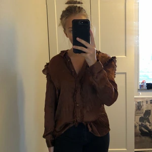 Blus från Massimo dutti  - SUPERFIN oanvänd blus från Massimo dutti! Köpt i februari iår men aldrig använd🤎 frakt tillkommer 