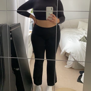 Gina tricot Svarta byxor Storlek XL - Svarta utsvängda byxor från Gina Tricot i storlek XL. Stretchigt bekvämt tyg. Något korta på mig. Jag bär vanligtvis storlek XL på byxor och är 172 cm lång.