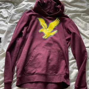 Lyle & Scott Hoodie  - Jättefin Hoodie från Lyle & Scott i mycket bra skick. Säljer då den inte kommer till användning. Frakt tillkommer!🌸
