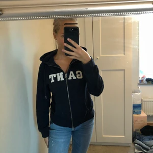 Hoodie med dragkedja från GANT  - säljer nu denna fina marinblå tröja från gant💙 frakt tillkommer 