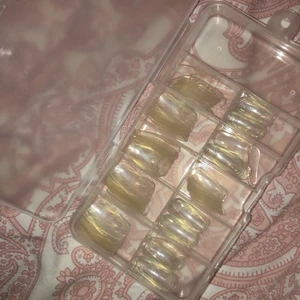 Genomskinliga lösnaglar - Olika storlekar, köpare står för fraktkostnad 