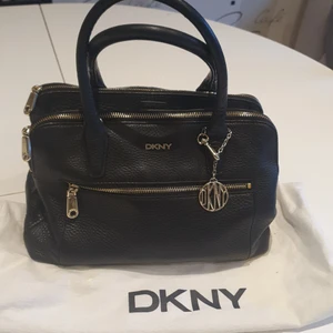 DkNY väska - Fin DKNY väska med fem fickor