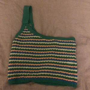 Stradivarius linne💙💚🧡 - Ett jätte trendigt linne som tyvär inte passade på Mig😕❤️buda från 90 eller köp direkt för 250 frakt tillkommer dock på 45kr!❤️