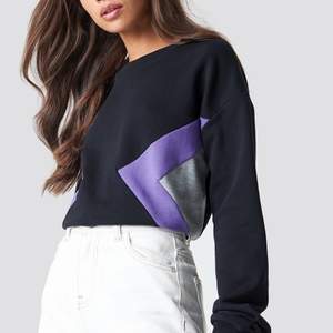 Fin sweatshirt från NA-KD med lila och gråa detaljer på sidorna. Den är i storlek S och köptes för 399 kr. Frakt tillkommer😊