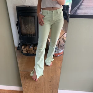 Zara jeans💚 - Balla zara jeans med slits!! NYA & HELT SLUTSÅLDA💚💚💚Långa och midrise/lowrise! Storlek 38 men sitter supersnyggt på mig som är en 34/36,, Kan posta men köparen står för frakt! Vid flera intresserade så kör jag budgivning☺️HÖGSTA BUD: 250