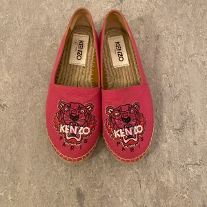 Kenzo - Säljer ett par kenzo skor som är använda några gånger. Skorna är i storlek 37 men har ett par i storlek 36 också men dock lite mer använda men ändå i go skick. Ny pris 1650kr