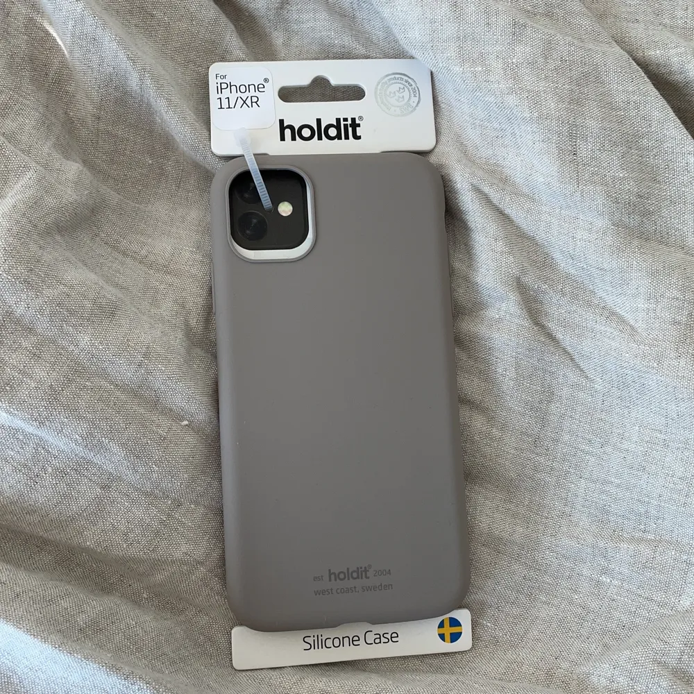 Helt nytt Holdit skal, säljer pga annan telefon. Den är beige, kanske ser mer grå ut på bilden men den är beige 💕. Accessoarer.
