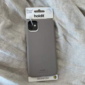 Helt nytt Holdit skal, säljer pga annan telefon. Den är beige, kanske ser mer grå ut på bilden men den är beige 💕