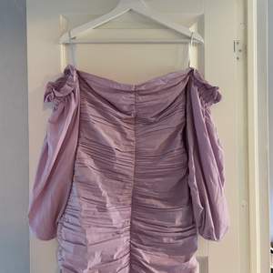 Den populära, slutsålda klänningen ifrån Gina tricot! Använd 2-3 gånger, så mycket fint skick! 
