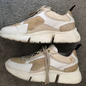 Novita sneakers  - Fina vita och beiga sneakers från novita! Nypris 1500kr💝 frakt tillkommer 