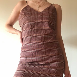 Mönstrad bodycon-klänning - Slimmad klänning med vinrött, rutigt mönster! Från Nasty Gal, storlek S. Supersnygg men har tyvärr aldrig haft tillfälle att använda den😓 Bara att meddela mig om du har några frågor! ✨