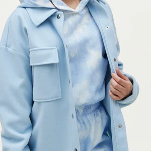 Jacka - Säljer min skjortjacka från Gina tricot. Använd fåtal gånger och är i superfint skick 💖 nypris 500kr mitt pris 299 +frakt . Skriv till mig för fler bilder på jackan 💕 OPS❤️‍🔥❤️‍🔥 SÄNKER NU PRISET TILL 190kr