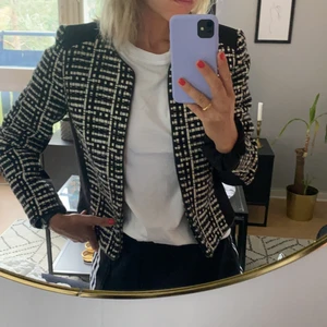 Blazer/Kavaj från H&M - Svart-vit blazer/kavaj från H&M. Storlek 40. Gott skick!