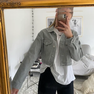 Zara jacka - Superfin kort jeansjacka i rutigt tyg. Storlek S. Använd 1 gång, har en liten fläck som förmodligen går bort i tvätt (inte testat). Kan mötas upp i gbg eller gentemot fraktkostnad.