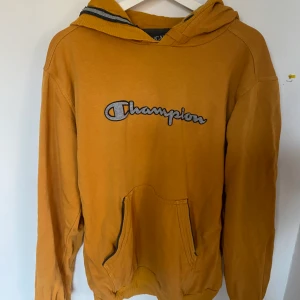 R E T R O  C H A M P I O N - Mysigaste tröjan ever. Får inte plats med den i packningen så därför måste jag tyvärr sälja! Äkta champion