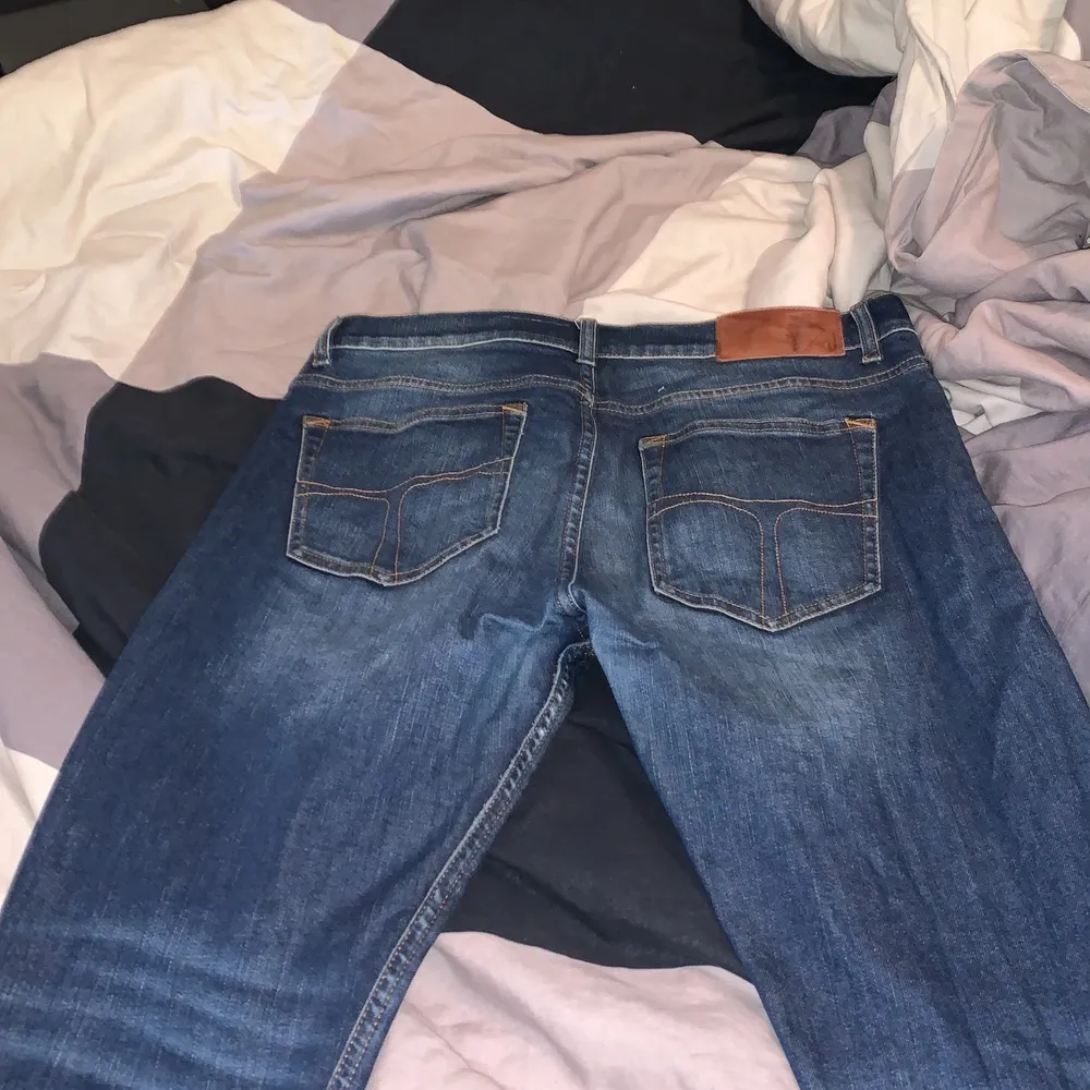 Ett par blåa jeans från tiger of sweden, i storlek W32L34. Använda några gånger men är i fint skick. Köparen står för frakten.. Jeans & Byxor.