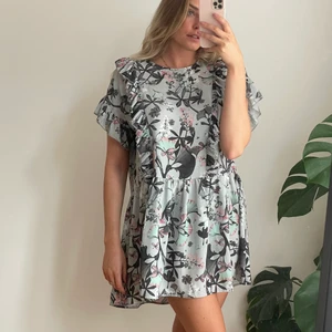 Ginatricot klänning strl S - Superfin blommig klänning från Ginatricot med volanger och blommor🌸🌷 klänningen är i fina pastellfärger och faller fint över kroppen. Använd ett fåtal gånger men ser ut som ny! 