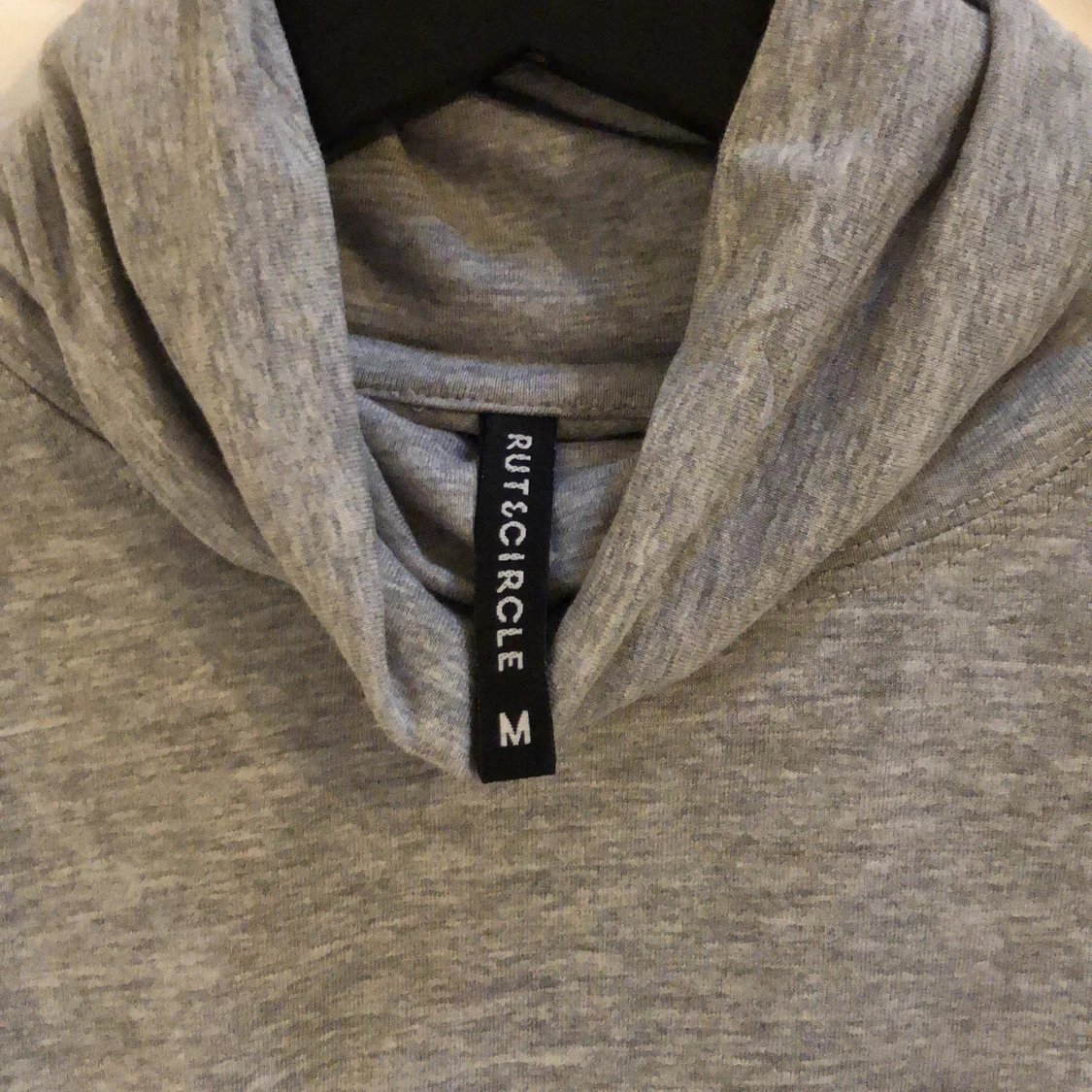 Grå polotröja. - 91