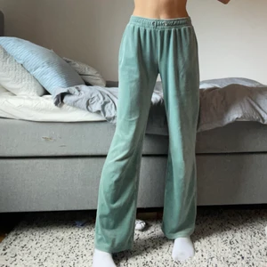 Gina tricot mjukisbyxor  - gina tricots ”cecilia velour trousers” i storlek S. Färgen är likadan som på bilderna ovan. Tyvärr så finns de inga snören till, men passar bra ändå. Köpta för 229 kr men säljer för 199 kr 