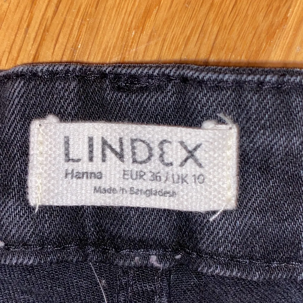 Snygga svarta vida high waist jeans från lindex. Sparsamt använda. Nypris 400 säljer för 200. Jeans & Byxor.