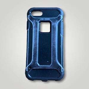 iPhone 7/8 mobilskal - Ett skyddade mobilskal för din iPhone. Begagnad, en del slitage men funktionen är bevarad.