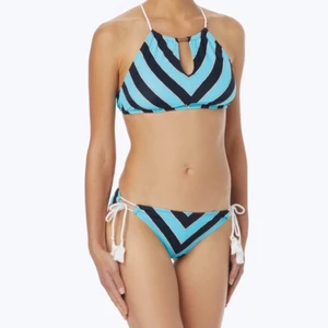 Ny snygg Bikini från Michael kors. - Ny Bikini från Michael kors i turkos randig.   Märke: Michael kors Storlek: XS/4 Materialet: Vanligt som bikini brukar vara.    Skick : Den är ny , prislapp kvar på.  Bikini har lätt vadderade kupor som går att ta bort. Köpt på en Sample Sale Hygienskyddet är även kvar på bikinin.  Meddelande om fler bilder önskas.      🌸 Har flera annonser uppe på kläder/saker så samfraktar.  🌸Övrigt kläderna kommer från  rökfritt 🚭 och djurfritt hem.