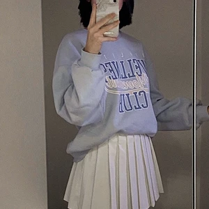 sweatshirt  - Jag säljer denna då den inte används längre☺️ Den är i väldigt bra skick och passar till många olika tillfällen såsom en tidig höstdag kanske🍁😉, den är i storlek M. OBS köparen står för frakt 🚚.  Buda på