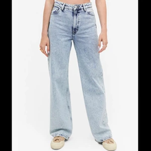 Jeans från monki - Ska sälja mina jeans från monki, dom är endast använda 1 gång då dom är för stora. Har endast bilder från nätet men kan fixa egna bilder om ni skriver privat. Köparen står för frakt