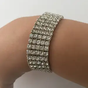 Säljer dena fina silver armbanden som e ganska stretchig och sitter ganska fint 💎 säljer den pga kommer ej till användning för mig och så varför inte sälja den 💓👍 meddela mig om du är intresserad ❤️