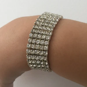 Armband  - Säljer dena fina silver armbanden som e ganska stretchig och sitter ganska fint 💎 säljer den pga kommer ej till användning för mig och så varför inte sälja den 💓👍 meddela mig om du är intresserad ❤️