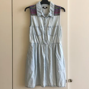 Jesnsklänning klänning jeans - Fin klänning i jeans med astenisksktmönster