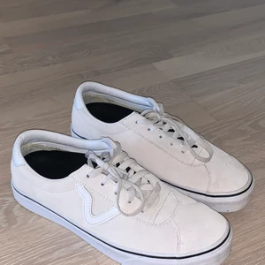 Vans off white skor  - Säljer mina fina vans off white skor där denna speciella modell inte sälj längre. Använt väldigt sparsamt och är som nya, dom är i mocka och mockan är även vatten tät så vattnet åker av skon.                                                                                              Köparen står för frakten. (köpt för 800 kr)