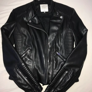 Fusk skin jacka från Zara  - Ser som ny ut!!  Storlek S men passar Xs med 