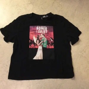 Romeo & juliet tröja - snygg romeo and juliet tröja från hm. säljer pågrund av att den inte längre kmr till användning. köparen står för frakt❤️