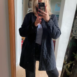 Noa noa jacka  - Säljer min mammas noa noa jacka då den inte kommer till användning. Superfint broderat material och i högsta kvalitet. Storlek xxl men man kan ha den som oversize också! På bilden har jag den som annars har storlek M/38 i jackor