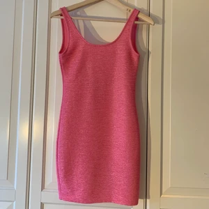 Klänning - Supersnygg klänning som kan både kläs upp och ner. I helt ny skick med fin urringning på baksidan. Kund står för frakt. 