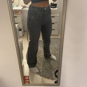Straight Jeans - Gråa helt raka jeans ifrån Zara!! SLUTSÅLDA, kommer tyvärr inte till användning ;//