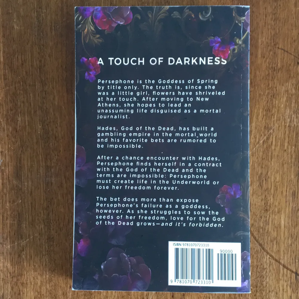 A touch of darkness bok av Scarlett St. Clair. Populär bok på booktok. På engelska. För mer info kontakta!. Övrigt.