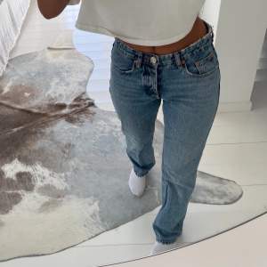 Populära zara jeans i storlek 34, nästan helt oanvända, frakten kostar 60kr💕
