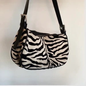 Väska - En zebra mönstrad väska från Ginatricot. Använd några gånger men i bra skick. Det är bara och skriva om det skulle vara några frågor💞💞 