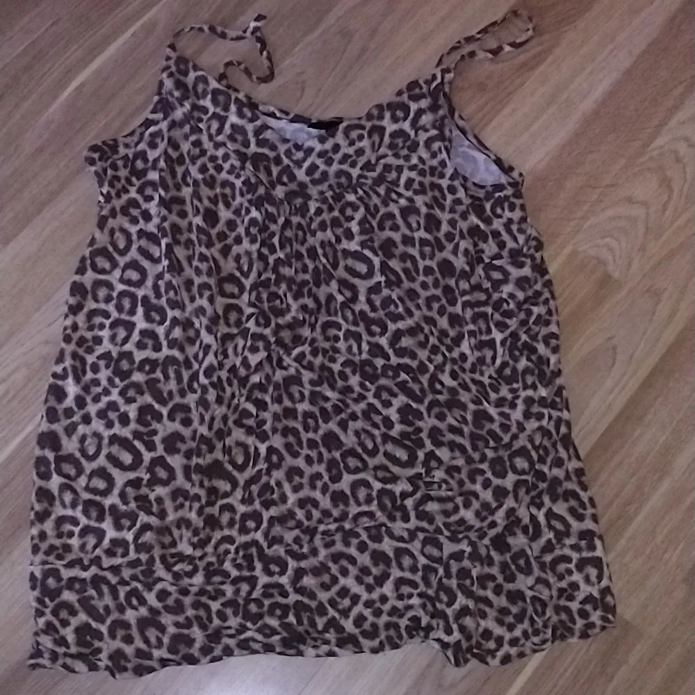 Säljer mitt leopard linne från H&M i storlek XL då det inte kommer till användning längre 🤍. Toppar.