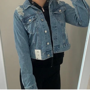 Jeans jacka med slitningar  - Aldrig använt prislapp sitter kvar