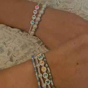 Pärl Armband, Storlek 1-2 - Vi kommer snart att lansera våra armband ( dessa på bilden är alltså inte till salu, men likadana kommer att läggas upp när vi har allt material.) Vi kommer även att gå ut med priser, frakt etc när vi har vårat material. Man kan även be om special gjorda armband, i diverse färger, designs m.m.