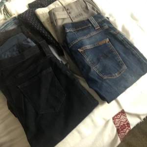7st Fina jeans. Size 28-30 - 7stycken Byxor i smal och (28-30 storlek )från Raw, nuddie , Wrangler bland annat. 60kr/st, 135kr paketpris.