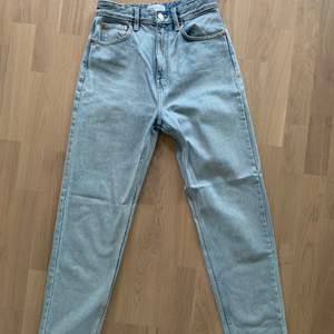 Snygga ljusblåa jeans från Zara. Använda ett par gånger men tyckte de var en aning korta för mig som är 174. Därför skulle jag säga att de passa någon som är ungefär 160-170 beroende på hur man vill att de ska sitta. På mig slutar de ungefär under anklarna. 