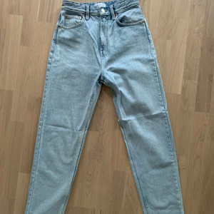 Zarajeans  - Snygga ljusblåa jeans från Zara. Använda ett par gånger men tyckte de var en aning korta för mig som är 174. Därför skulle jag säga att de passa någon som är ungefär 160-170 beroende på hur man vill att de ska sitta. På mig slutar de ungefär under anklarna. 