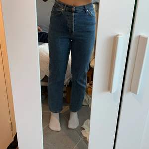 Supersköna mörkblåa jeans från NAKD, i fint skick och sitter superbra på. Säljer pga har för många jeans. Jag är 162 cm lång. Passar perfekt nu till hösten 😍