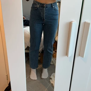 Mörkblåa jeans - Supersköna mörkblåa jeans från NAKD, i fint skick och sitter superbra på. Säljer pga har för många jeans. Jag är 162 cm lång. Passar perfekt nu till hösten 😍